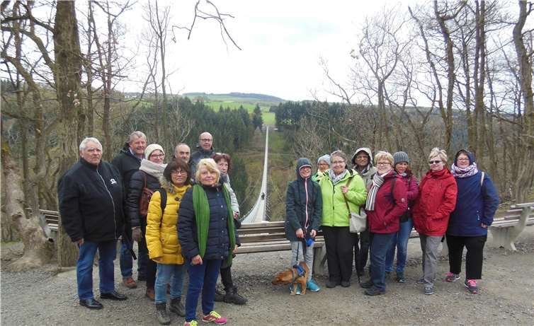 Die ehrenamtlichen Mitarbeiter und Mitarbeiterinnen wanderten zur längsten Hängeseilbrücke Deutschlands.