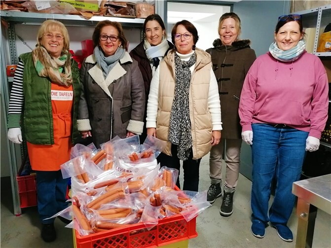 Die ehrenamtlichen Mitarbeiterinnen der TAFEL Ingrid Stern (1.v.l.) und Sandra Schluchtmann (1.v.r.) bedanken sich bei Ursula Eisl, Ulrike Schmitz, Annette Weiß und Anja Langenbahn (v.l.n.r.) für die Würstchenspende. Foto: privat