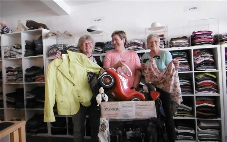 Die ehrenamtlichen Mitarbeiterinnen sichten und verkaufen gespendete Waren.privat