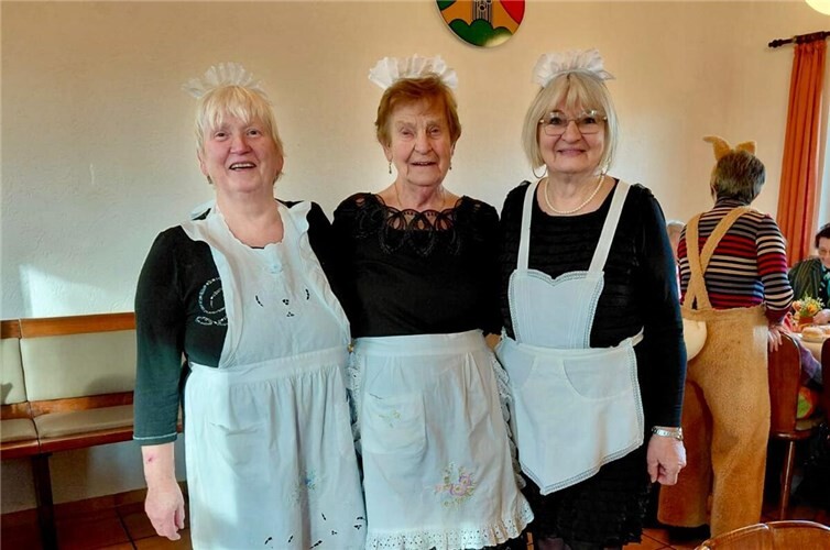 Die ehrenamtlichen Organisatorinnen, Maria Prangenberg, Agnes Pluschke und Karin Walloschek gaben neben dem leiblichen Wohl eine lustige karnevalistische Einlage zum Besten.Fotos: privat