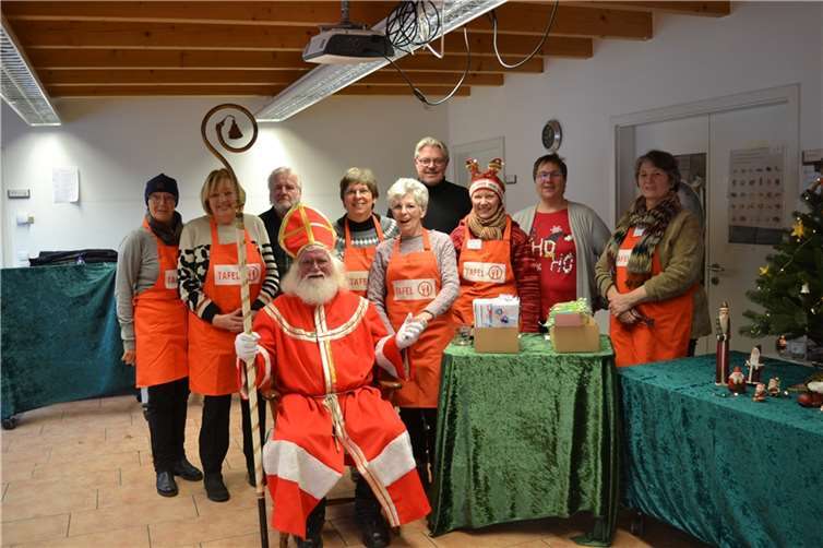 Die ehrenamtlichen Tafelmitarbeiterinnen fungierten als Weihnachtsengel, sodass die dreistündige Bescherung reibungslos ablaufen konnte.  Fotos: E.T. Müller