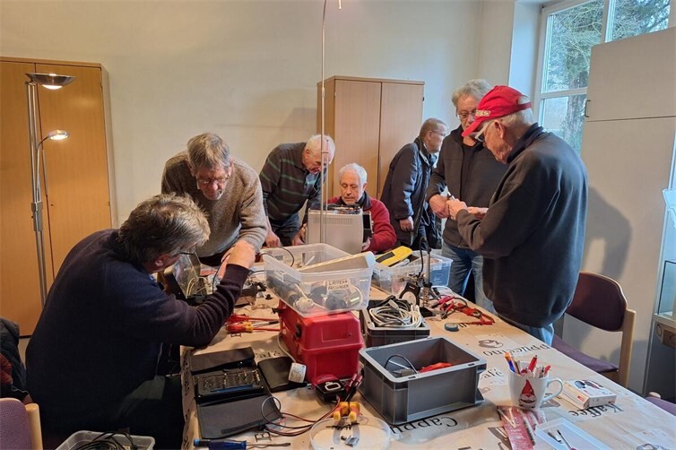 Die ehrenamtlichen Tüftler reparieren Haushaltsgegenstände