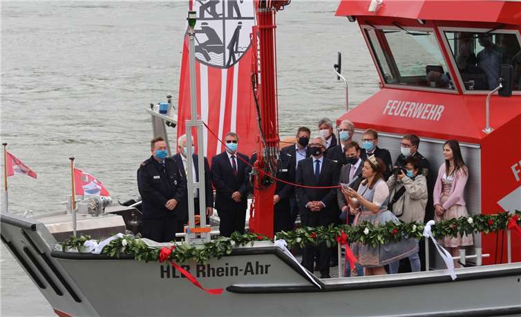 Die ehrenvolle Aufgabe der offiziellen Bootstaufe übernahm die Rembgener Weinkönigin Karolina Schmitz. Fotos: DU