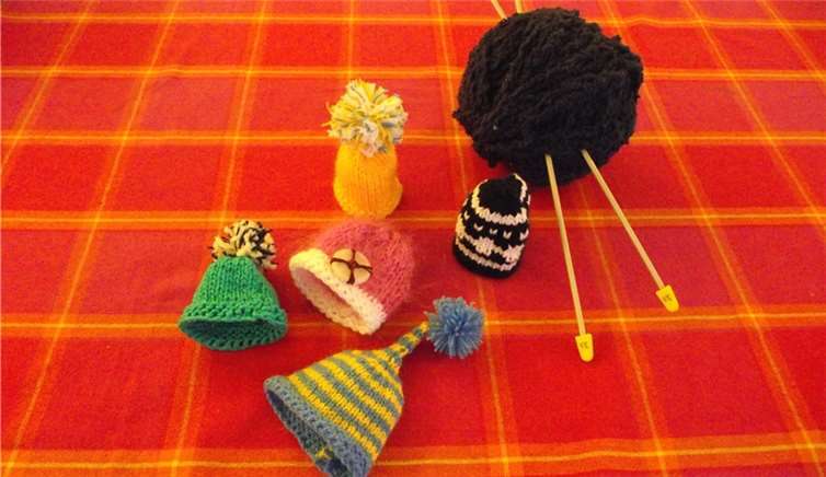 Die eierwärmegroßen Mützchen für den guten Zweck.Privat