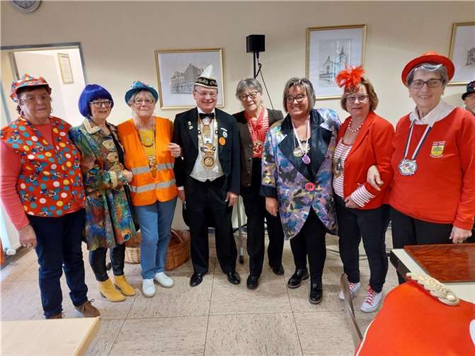 Die eifrigen Helferinnen ringten sich um GOK-Präsident Marcus Bolzhauser, der sich bei den Leiterinnen der Seniorenbegegnungsstätte Annemie Weiler und Hannelore Krüger für ihr Engagement mit dem Sessionsorden der GOK bedankte.  Fotos: OG Ochtendung