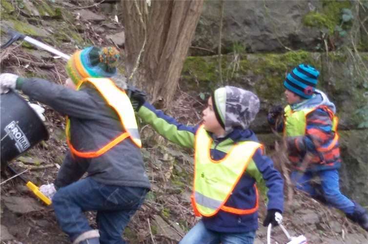Die eifrigen kleinen „Saubermänner“ befreiten auch einen steilen Hang von Unrat.