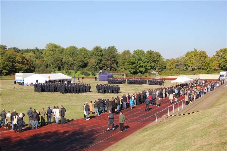 Die eigentliche Vereidigungszeremonie erfolgte von 11 Uhr bis 12 Uhr auf dem Sportplatz des BPOLAFZ Swisttal. Fotos: privat