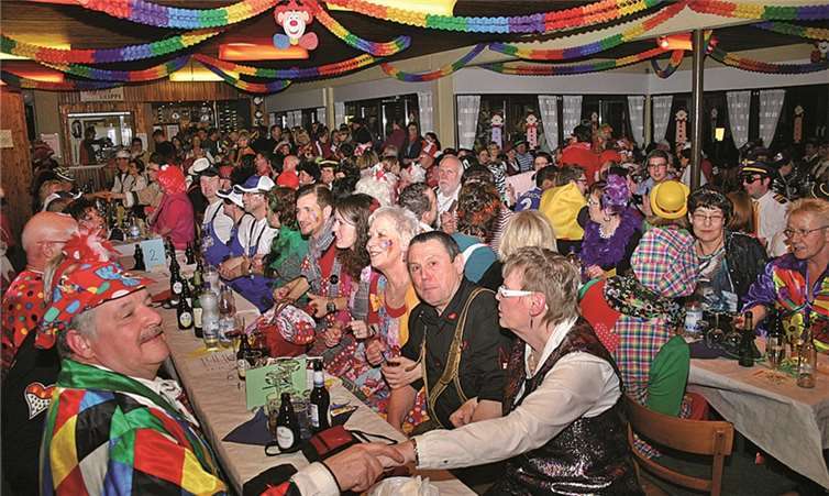 Die ein oder andere Schunkelrunde stand im voll besetzten Saal natürlich auch auf dem Programm.