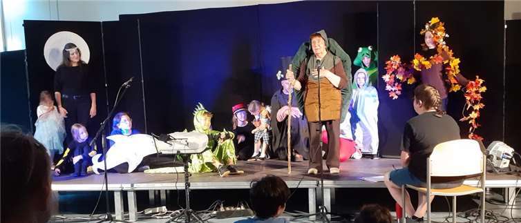 Kindertheater „Tabaluga“ im HoT Die einfallsreichen Kostüme und die aufwendigen Requisiten gaben dem Stück eine schöne Atmosphäre. Foto: Nachbarschaft St. Konrad