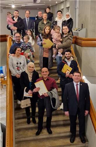 Die eingebürgerten Mitbürger mit Landrat Jörg Denninghoff.  Foto: Rhein-Lahn-Kreis