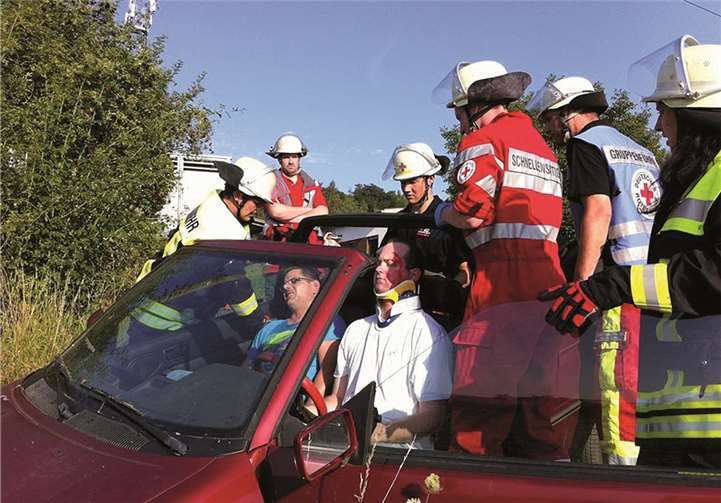 Die eingeklemmten Fahrzeuginsassen wurden durch die Feuerwehr befreit und das DRK übernahm die Erstversorgung. privat