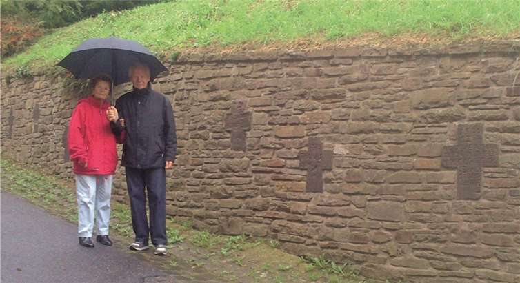 Die eingelassenen Grabkreuze nach der Restaurierung.privat