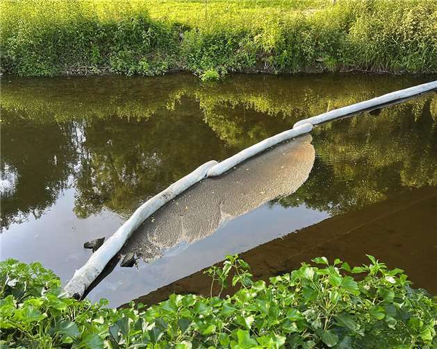 Untere Wasserbehörde gibt Entwarnung zur Nette  Die eingerichteten Ölsperren bleiben sicherheitshalber bis auf Weiteres noch im Einsatz. Foto: Kreisverwaltung MYK