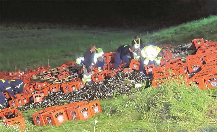 Die eingesetzten THW-Helfer bergen das verteilte Ladegut. THW Ahrweiler