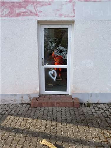 Die eingeworfene Scheibe.  Fotos: OG Hartenfels