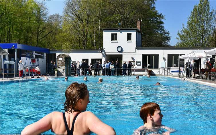 Die einmalige Atmosphäre des Thermalbads lockt Besucher aus nah und fern.