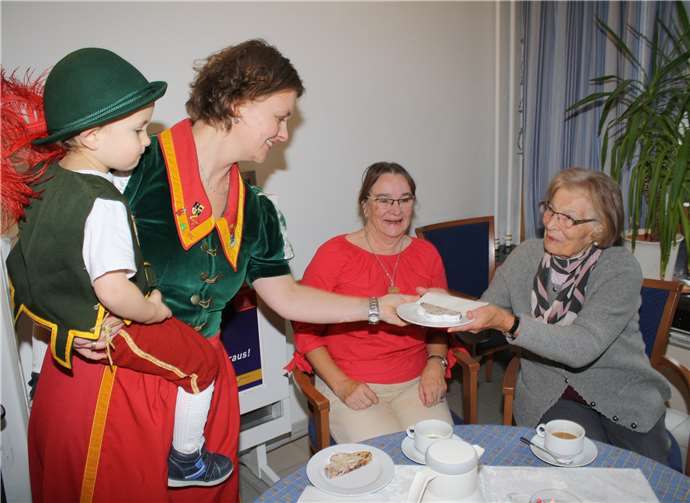 Die einmarschierte Truppe der Bürgerwehr verteilte das leckere Backwerk an die erfreuten Heimbewohner.