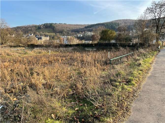 Die einstigen Tennisplätze in Bad Neuenahr sind derzeit noch Brachland   Foto: ROB
