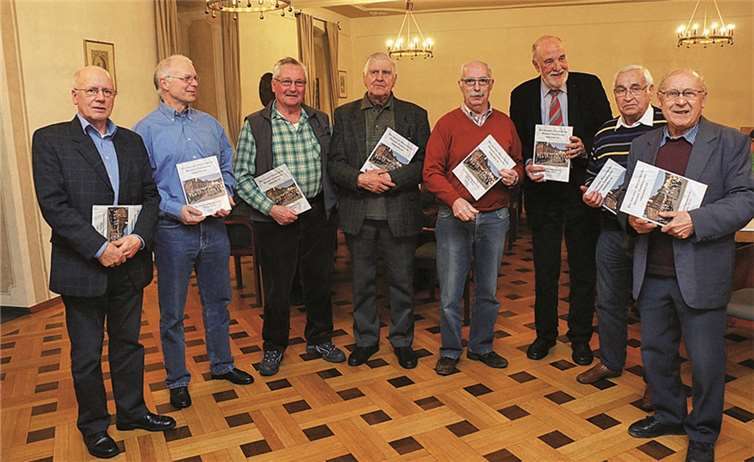 Die einzelnen Bauphasen des Zunftbrunnens wurden von Hermann Lehmann (r.) und Walter Romes (3.v.r.) in Wort und Bild festgehalten. Alle, die organisatorisch und baulich an diesem Kleinod mitgearbeitet haben, bekamen als Anerkennung den Bildband.