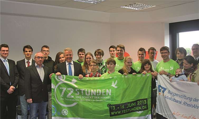 Die einzelnen Gruppen freuten sich über die Spende der Volksbank RheinAhrEifel, um die 72-Stunden-Aktion zu unterstützen.Privat
