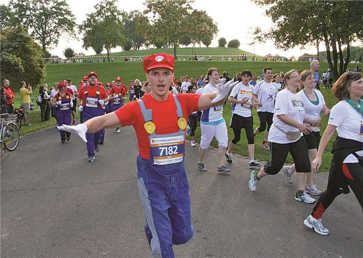 Die einzelnen Gruppen haben sich besonders durch gleiche Kleidung kenntlich gemacht. Die orginellsten wurden ausgezeichnet, hier die Sieger-Gruppe Super-Mario.
