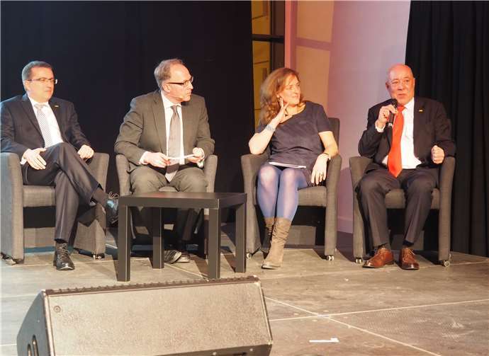 Die einzelnen Initiativen wurden vorgestellt. Mit der Initiative „Kinderglück“ wurde der Reigen des Abends eröffnet. Die Gesprächspartner waren: Jürgen Häfner (v.li.), Clemens Buch, Moderator, Petra Wolf, Leiterin Frauenhaus und Magnus Schneider. -HH-