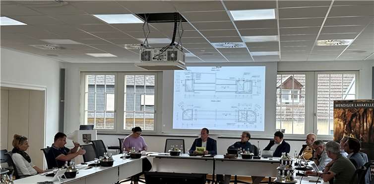 Die einzelnen Maßnahmen wurden von Georg Stein (2. V. l.), stellvertretender Werkleiter Eigenbetrieb Wasser und Abwasser, und Hanna Halft (links) vom zuständigen Fachbereich vorgestellt.  Foto: VG-Verwaltung Mendig/Pauly