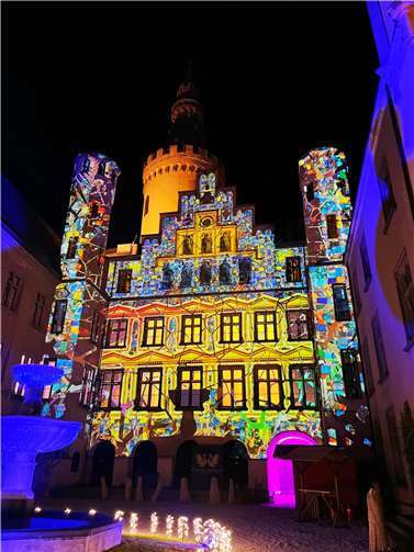 Die einzigartige Kombination aus Kunst, Musik und Lichtshow verwandelt das Schloss und seinen Innenhof in eine magische Welt, die die Sinne verzaubert.  Fotos: Benedikt Feltens Events
