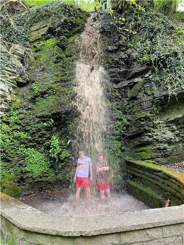 Die eiskalte Dusche unter dem Wasserfall ist schon seit Jahren der erste Teil der Taufe, der sich alle männlichen Mitglieder des Vereins unterziehen müssen.