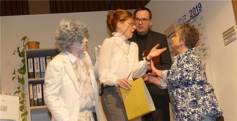 Die eiskalte Hand des Rathausgeistes lässt der Bürgermeisterin eine Gänsehaut über den Rücken laufen.