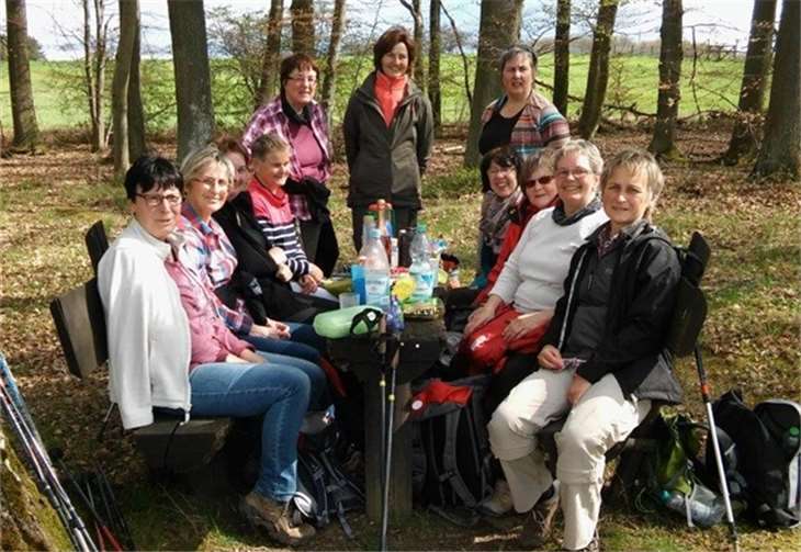 Die elf Frauen des Freizeit- und Gymnastikvereins auf ihrer Frühjahrswanderung.Privat