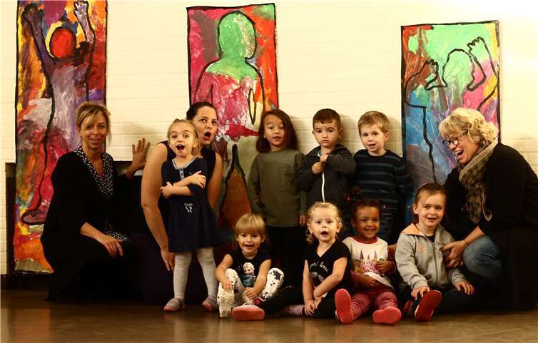 Die elf Kinder stellen stolz in der Kita ihre Kunstwerke vor. Privat