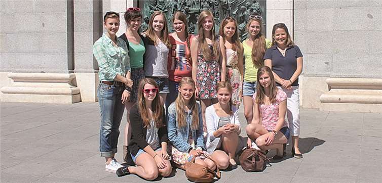 Die elf Schülerinnen flogen mit ihrer Spanischlehrerin nach Madrid zu einem Besuch der Schule Monte Tabor.