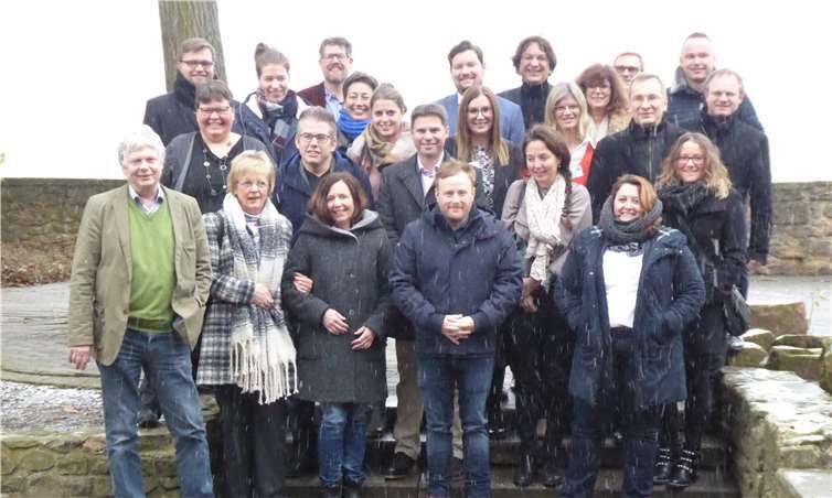 Die elf Städtenetz-Partner, Vertreterinnen und Vertreter des Ministeriums des Innern und für Sport, das Beratungsbüro Sweco aus Koblenz und das beauftragte Berliner Institut bei der Klausurtagung im Januar.