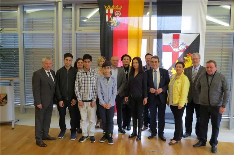 Die elf neuen Mitglieder im Landkreis Cochem-Zell bei der Feierstunde zur Einbürgerung. Privat