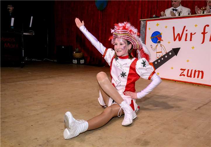 Die elfjährige Esther Ibald, ein Hatzenporter Mädchen, eröffnete mit ihrem Mariechen Tanz das Abendprogramm.
