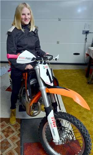 Die elfjährige Joice Juhn hat ein ungewöhnliches Spielzeug: Eine Moto Cross-Maschine.