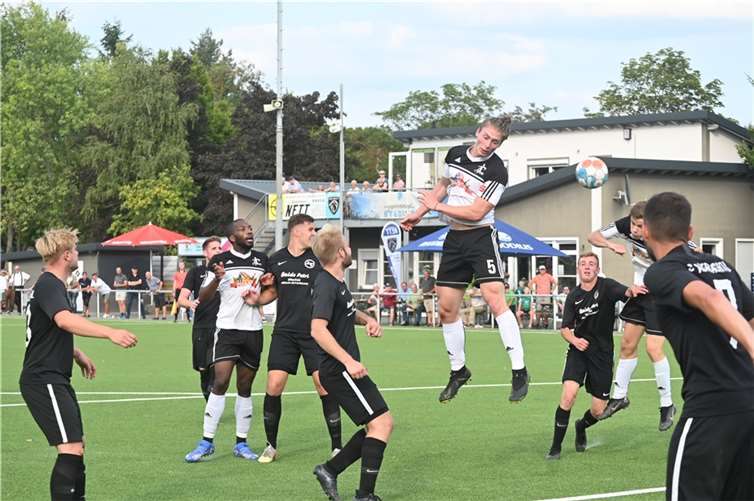 Die endgültige Entscheidung: Mats Weiler(Nummer fünf) schraubt sich war am höchsten, doch Neuzugang Nikolas Groß (rechts, leicht verdeckt) befördert den Ball per Kopf über die Linie.  Foto: SK