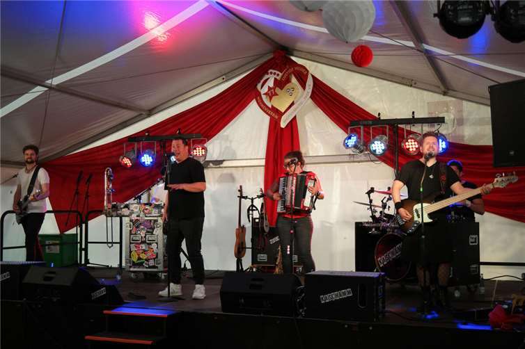 Die energiegeladene Kölsch-Coverband „Kaschämm“ aus Köln sorgte für beste Stimmung beim Publikum.