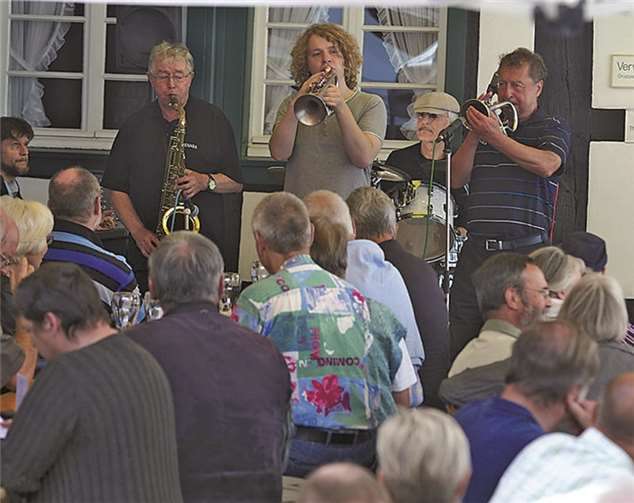 Die energiegeladene Spielfreude der Band begeistert ihre Zuhörer. Privat