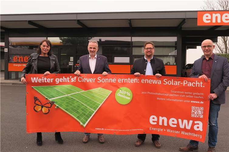 Die enewa kümmert sich um die Finanzierung, Planung und Bau einer Photovoltaikanlage. Die Eigentümer pachten diese Anlage dann „schlüsselfertig“ für einen festen monatlichen Betrag.  Foto: enewa