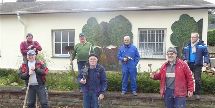 Die engagierte Clique der „Mittwochsmänner“ ist seit fünf Jahren für eine neue Theaterunterkunft ehrenamtlich im Einsatz.Fotos: TE