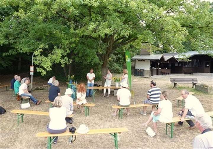 Die engagierte Diskussion – natürlich in corona-gerechtem Abstand – zeigte, wie GRÜNE Politik durch entsprechende Rahmenbedingungen beim Sport ebenso wie bei der Digitalisierung für Integration und soziale Gleichstellung sorgt.Foto: Albert Dietz