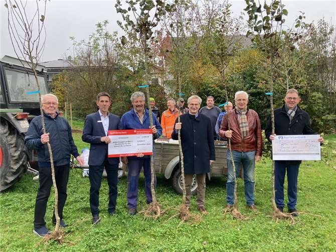 Die engagierte NABU-Gruppe Landkern pflanzte in der heimischen Gemarkung 170 Hochstamm-Obstbäume. Mit dabei die Vertreter von Gemeinde und Landkreis sowie die Sponsoren der Sparkasse und Raiffeisenbank. Foto: TE