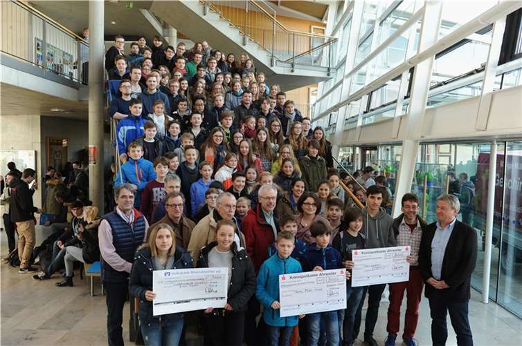 Die engagierte Schülerschaft konnte insgesamt 11.000 Euro an soziale Projekte übergeben. FIX