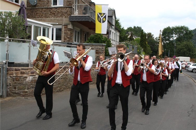 Die engagierten Aktiven vom Musikverein Löf begleiteten die Weinregentinnen und Ehrengäste per Festumzug zum Festplatz.