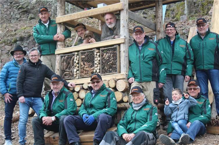 Die engagierten Ehrenamtlichen der Rentnergruppe Feuer & Flamme errichteten in Moselkern einen Lebensturm für Insekten.  Foto: privat