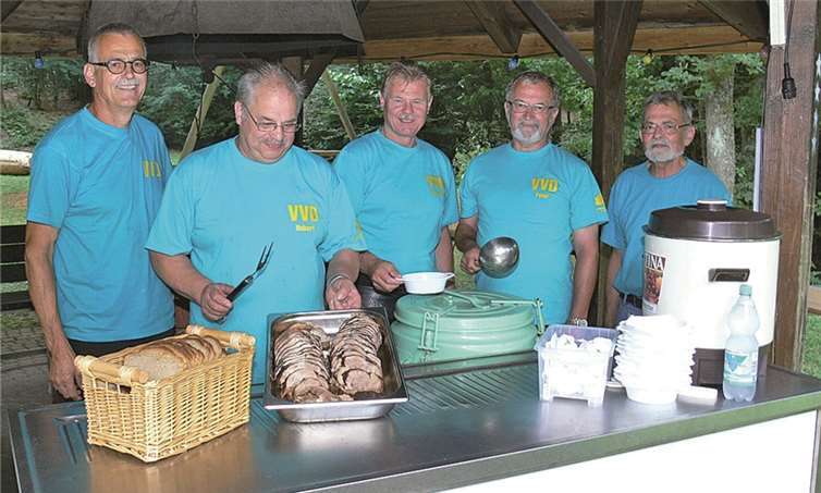 Die engagierten Ehrenamtlichen des VVD hatten zum Waldfest eingeladen und boten ihren Gästen deftigen Eintopf, Spießbraten und Grillgerichte.  TE