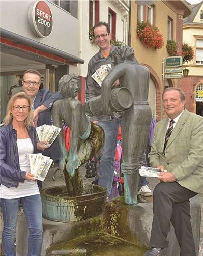 Die engagierten Geschäftsleute mit Stadtbürgermeister Gerd Jung bei der Vorstellung der Broschüre am „Vallerer Plattpopo“-Brunnen.privat