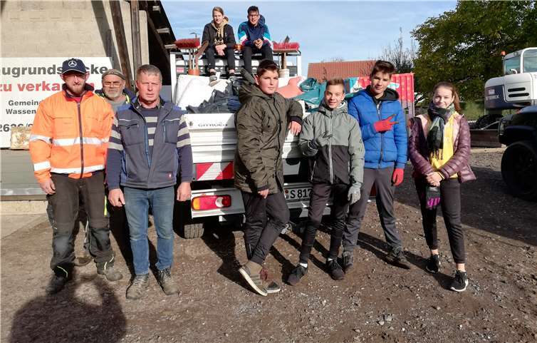 Die engagierten Jugendlichen mit den Bauhofmitarbeitern nach getaner Säuberungsaktion.privat